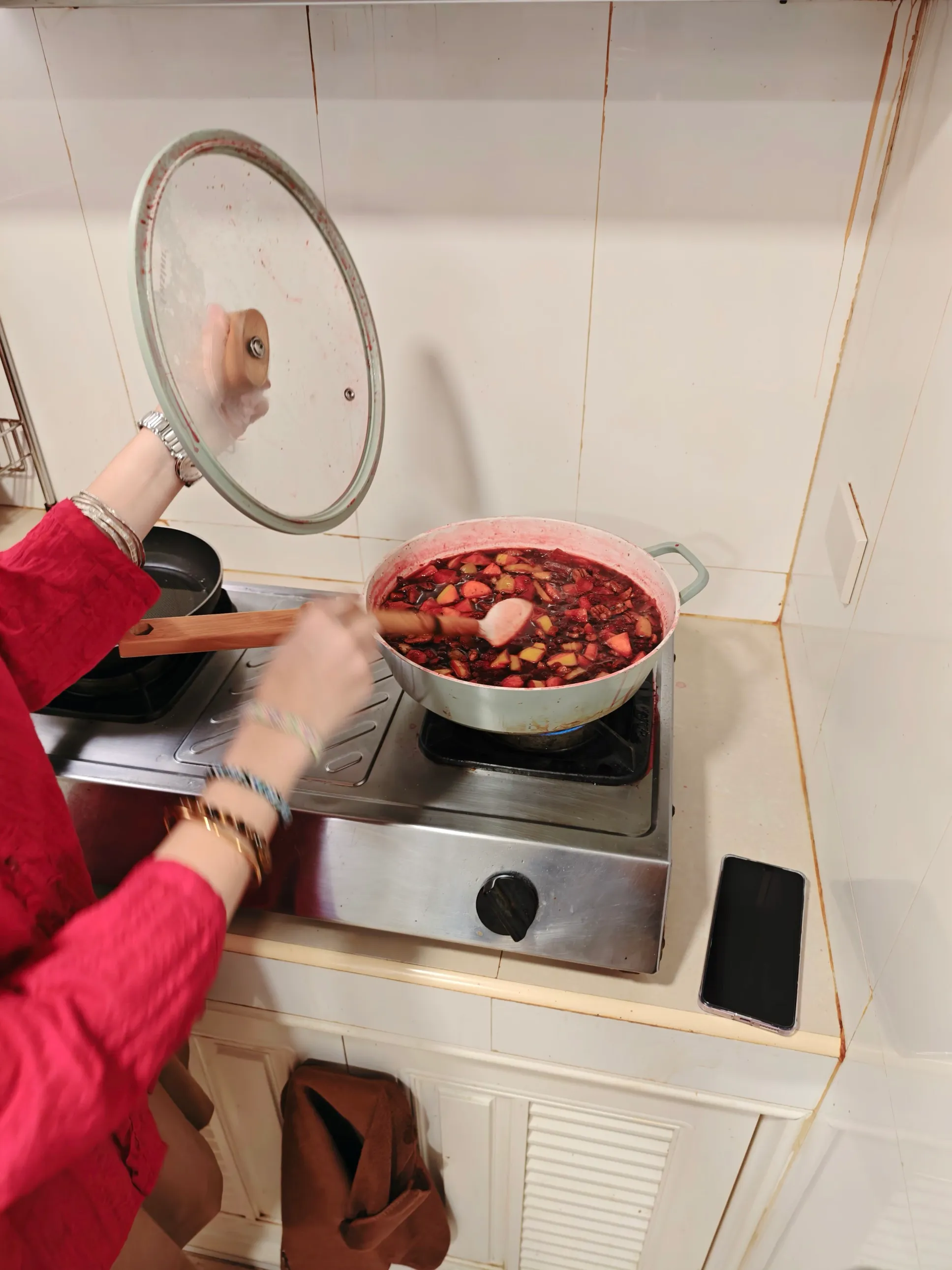 grammie’s cranbery sauce on the stove. somehow bananas mad it in to the sauce as a suprise ingredient this year. admittedly a little strange but okay!