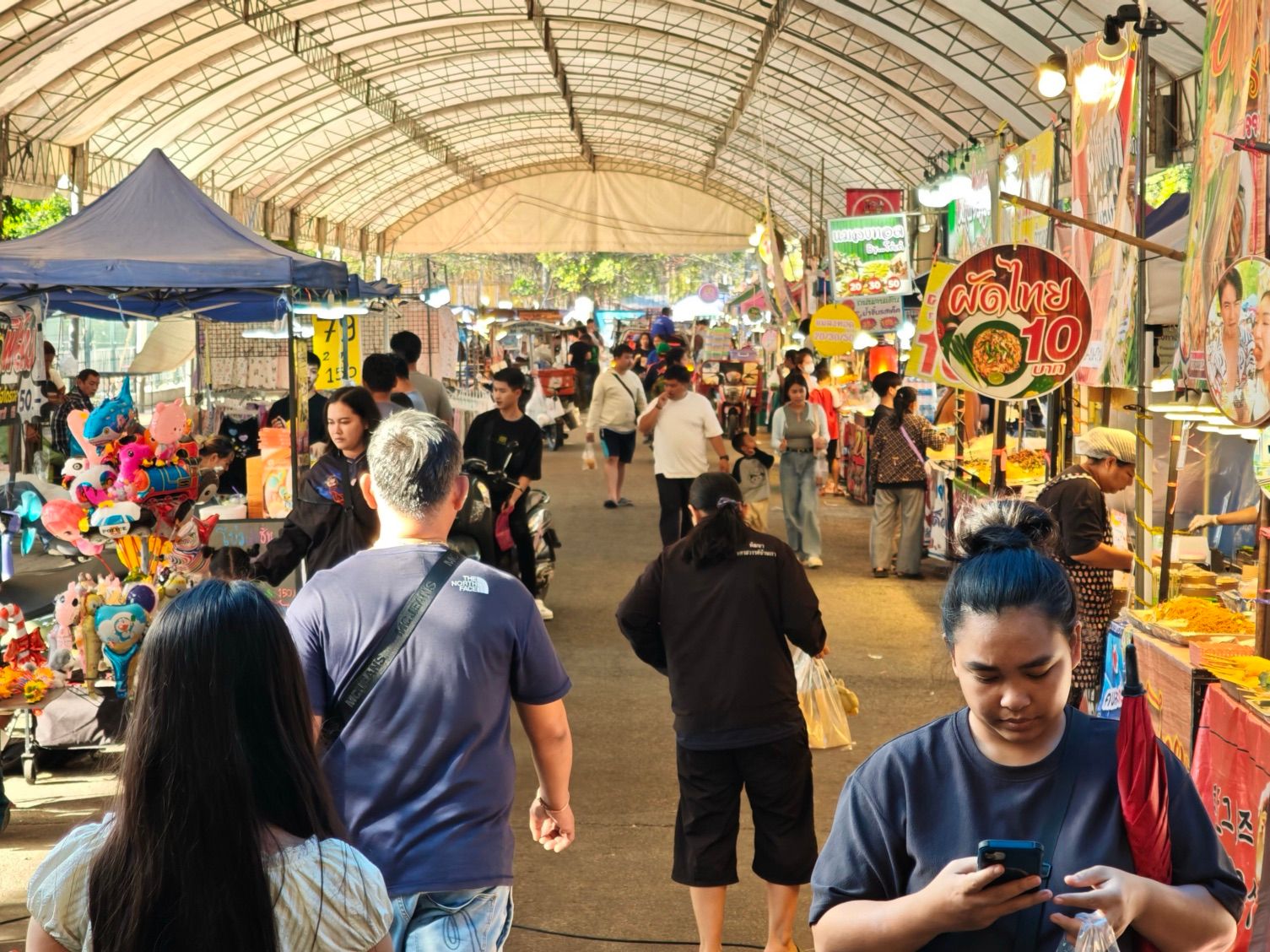 the market at the nakhonsawan boat races
