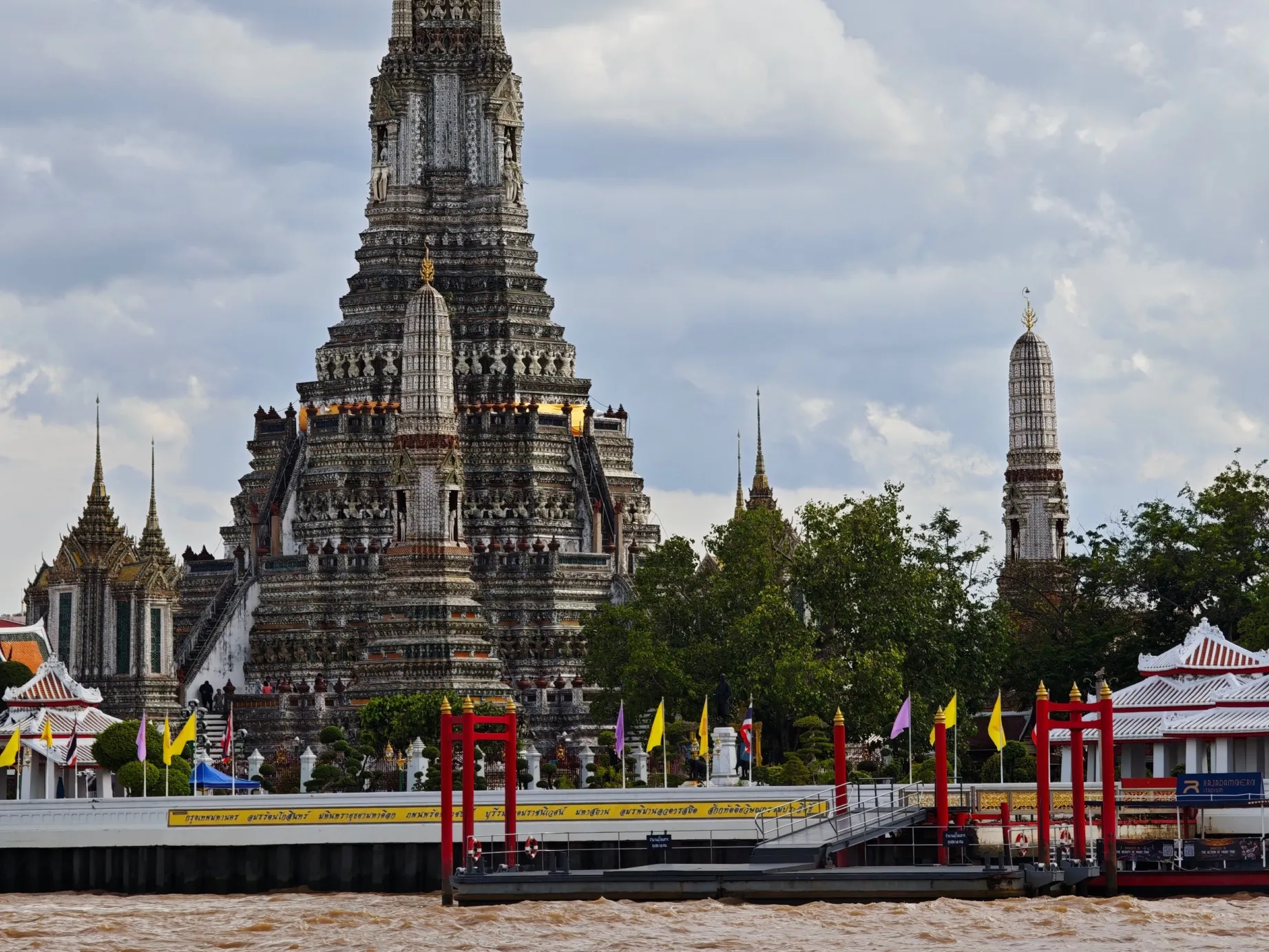 wat arun, a famous temple. ken had never been.